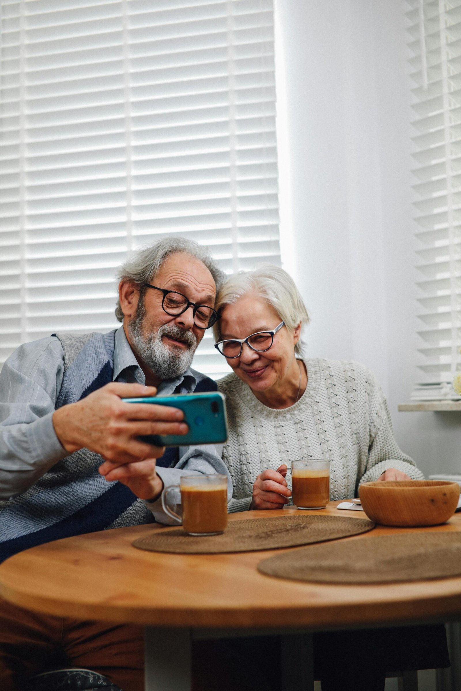 Psicólogo Online Especializado en Comunicación Efectiva. Pareja personas adultas consultando un teléfono.